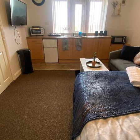 Bv Cosy Studio Eleven At Deighton Huddersfield Apartamento Exterior foto